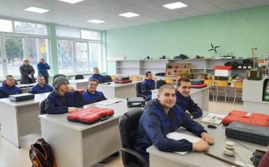 ЕНЕРГО-ПРО финансира закупуването на работно облекло и инструменти за професионалната гимназия по електротехника в Горна Оряховица
